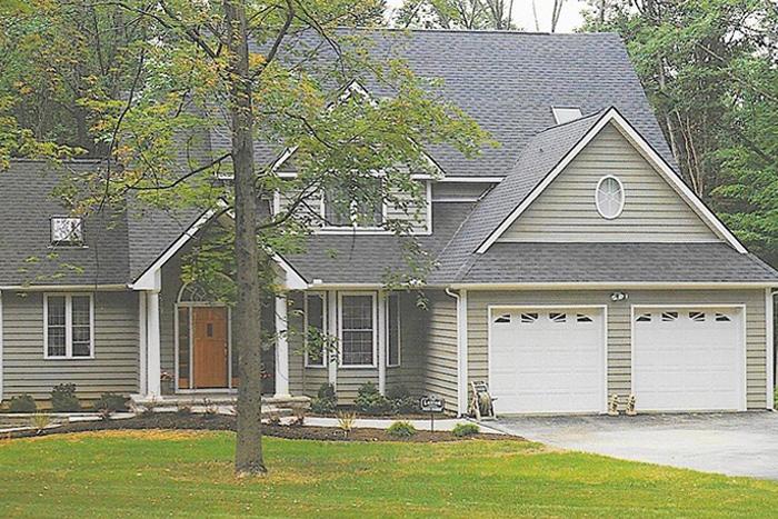 Spacious residence with two garages and a large driveway in Joplin, MO